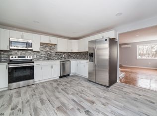 7 Ledge Rd, Lake Hopatcong, NJ 07849