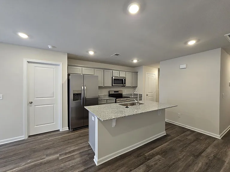 1128 Russell Ave — Photo 5