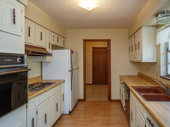 3rd image of 108 Chaucer Ln