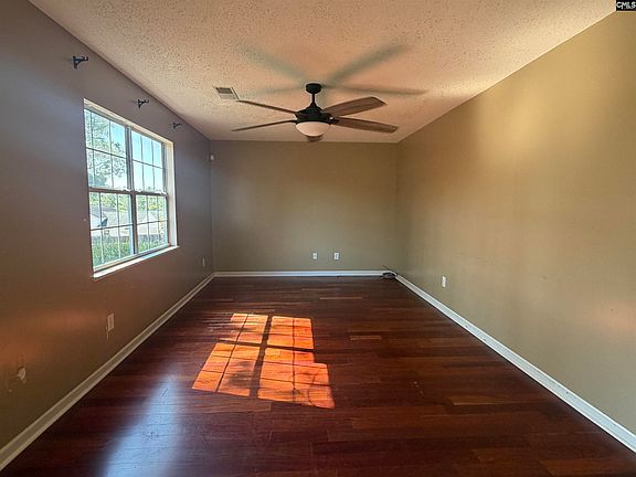 3rd image of 8 High Glen Ct