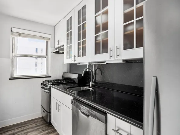 201 East 37th Street image 3 of 5