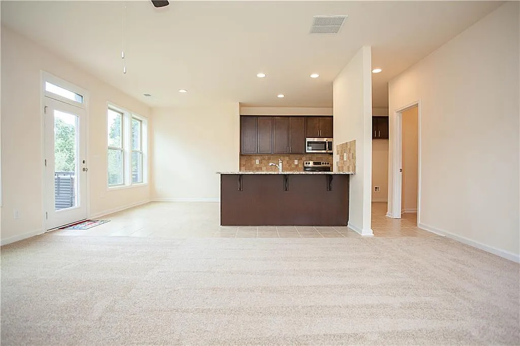 4 bed, 3.5 bath, 2800 sqft, $3,000 — Photo 4