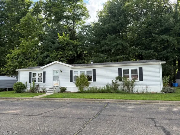 408 Compass Cir SE, New Philadelphia, OH 44663