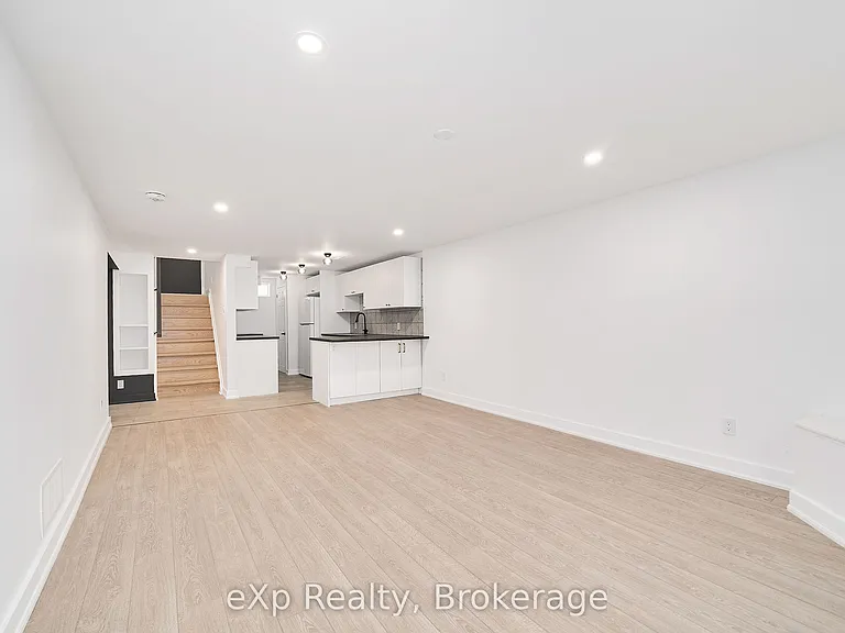 111 Riverside Dr N — Photo 18