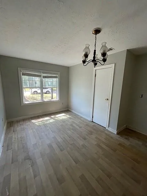 4 bed, 1300 sqft, $1,350 — Photo 2