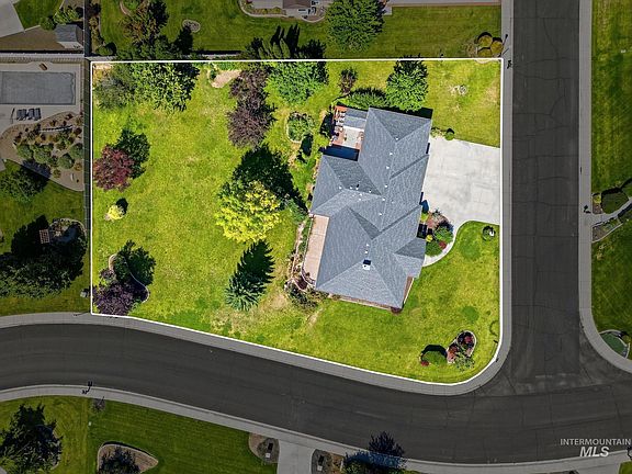 3rd image of 15181 Drury Ln