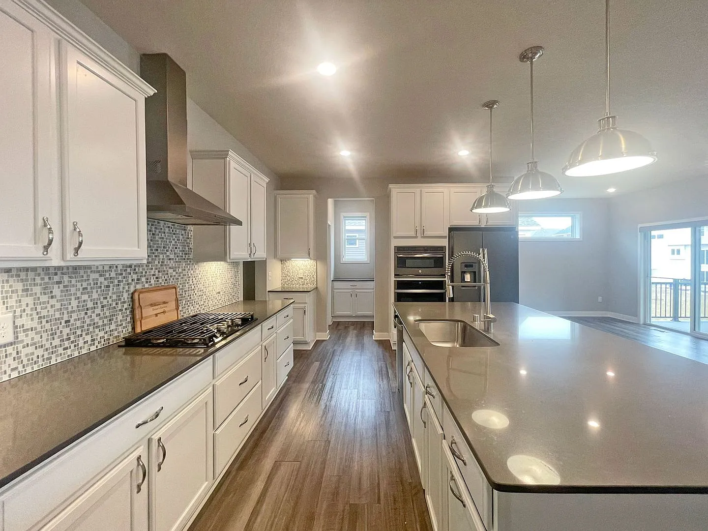 Sparkling, Spacious Like-New Home With 3 Bedrooms On Main Level Has Gigantic Family Room And Fire... — Photo 4