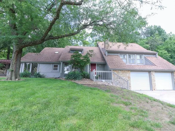 16015 Meadow Ln, Stilwell, KS 66085