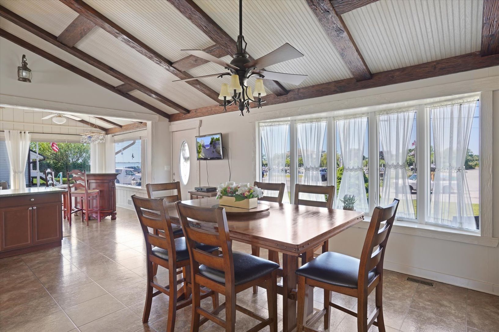  Open floorplan