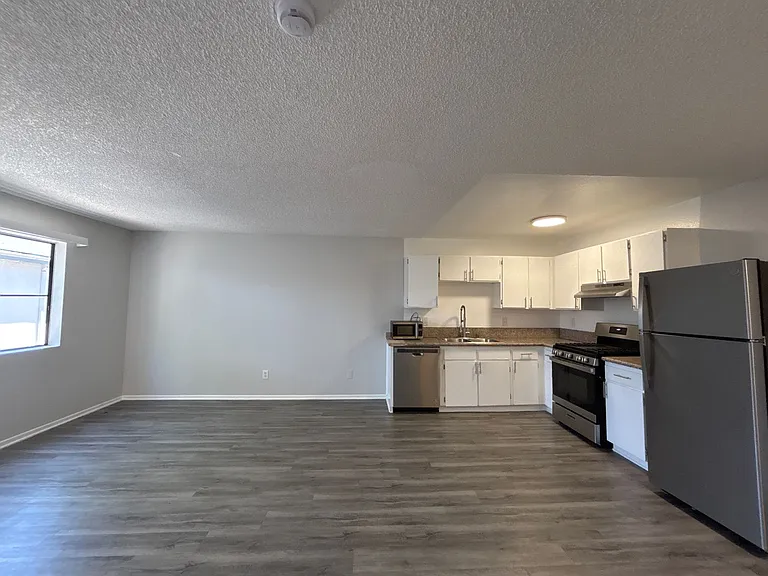 226 South Serrano — Photo 32