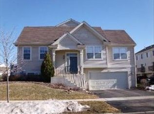 1221 Derry Ln, Hampshire, IL 60140