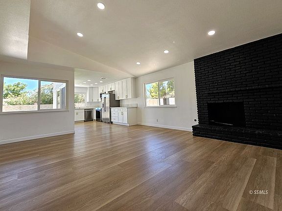 4th image of 611 W Felspar Ave