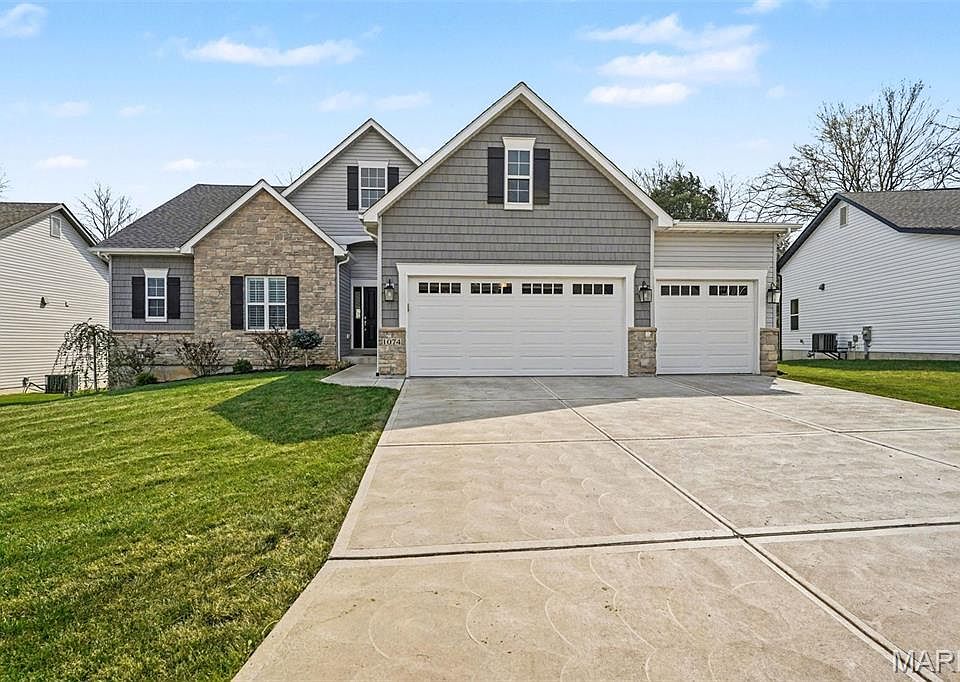 1st image of 1074 Bloomfield Dr