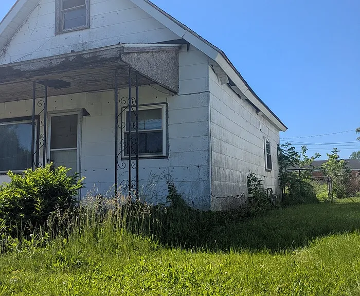 801 W 10th St — Photo 3