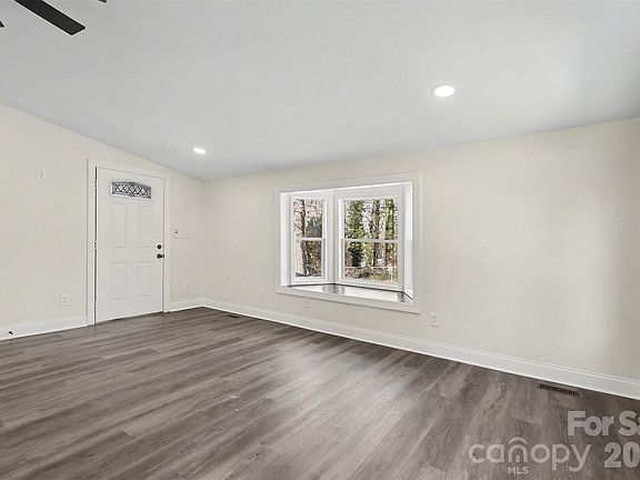 3rd image of 1013 Ridge Ave