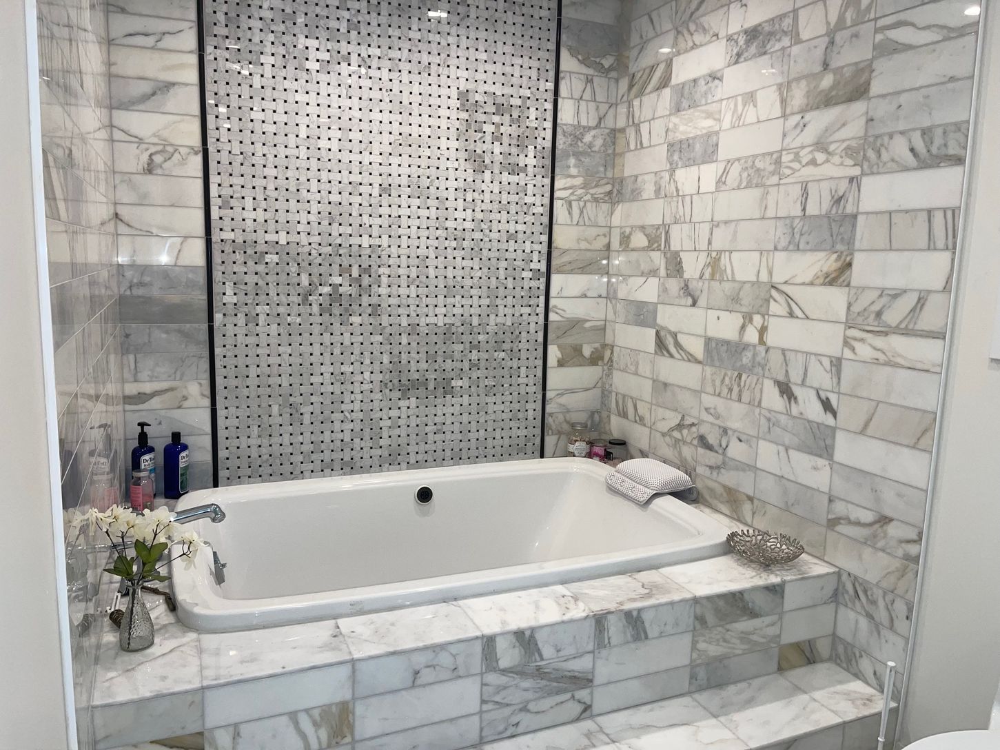  Master On Suite Marble Bathroom, Stand Up Shower and X Large Soaking Tub