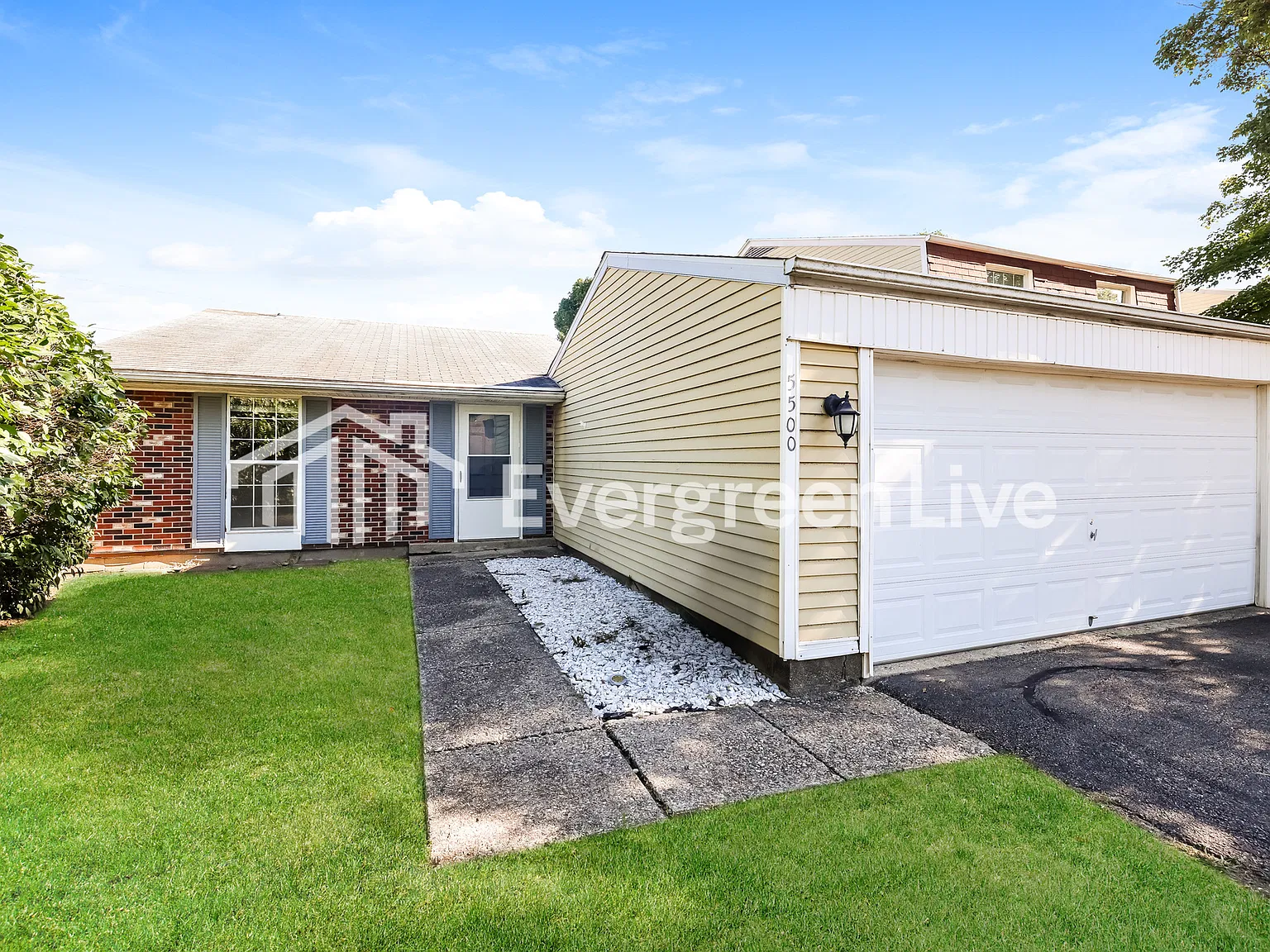 2 bed, 2.0 bath, 936 sqft, $1,145 — Photo 2