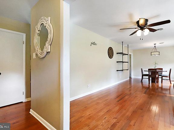 4th image of 1914 Applewood Dr