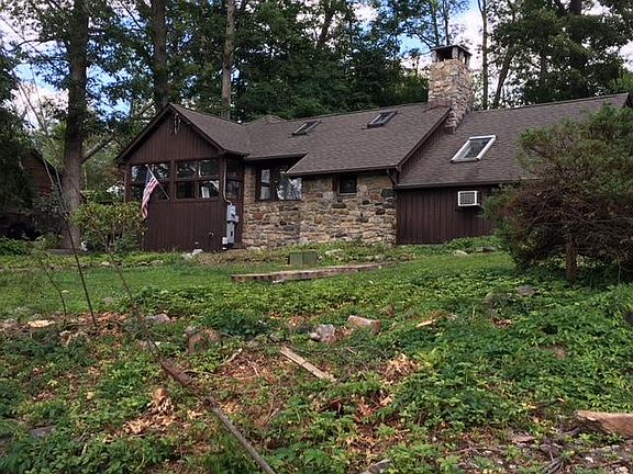 Charming 3 bedroom/2 bath home located on Candlewood Isle.