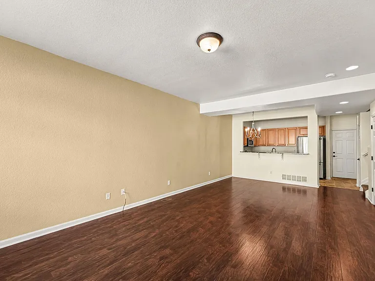 4452 S Auckland Ct — Photo 3