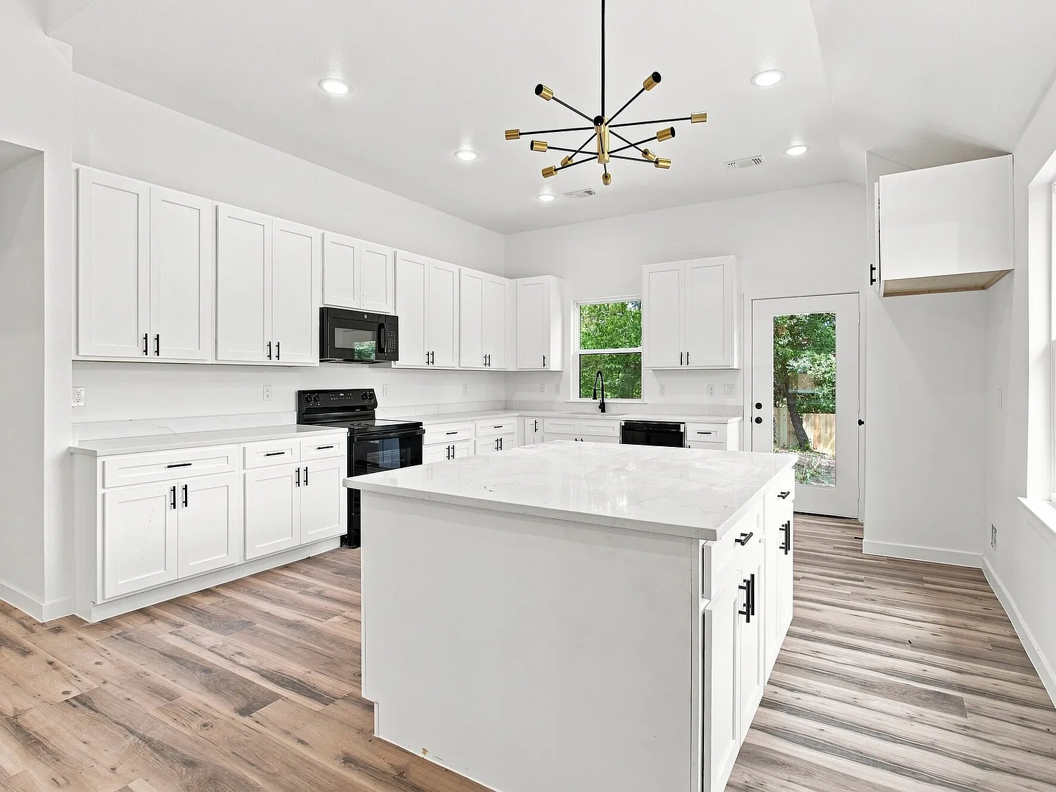 5 bed, 2100 sqft, $1,879 — Photo 3