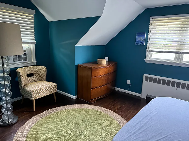 2nd floor bedroom queen