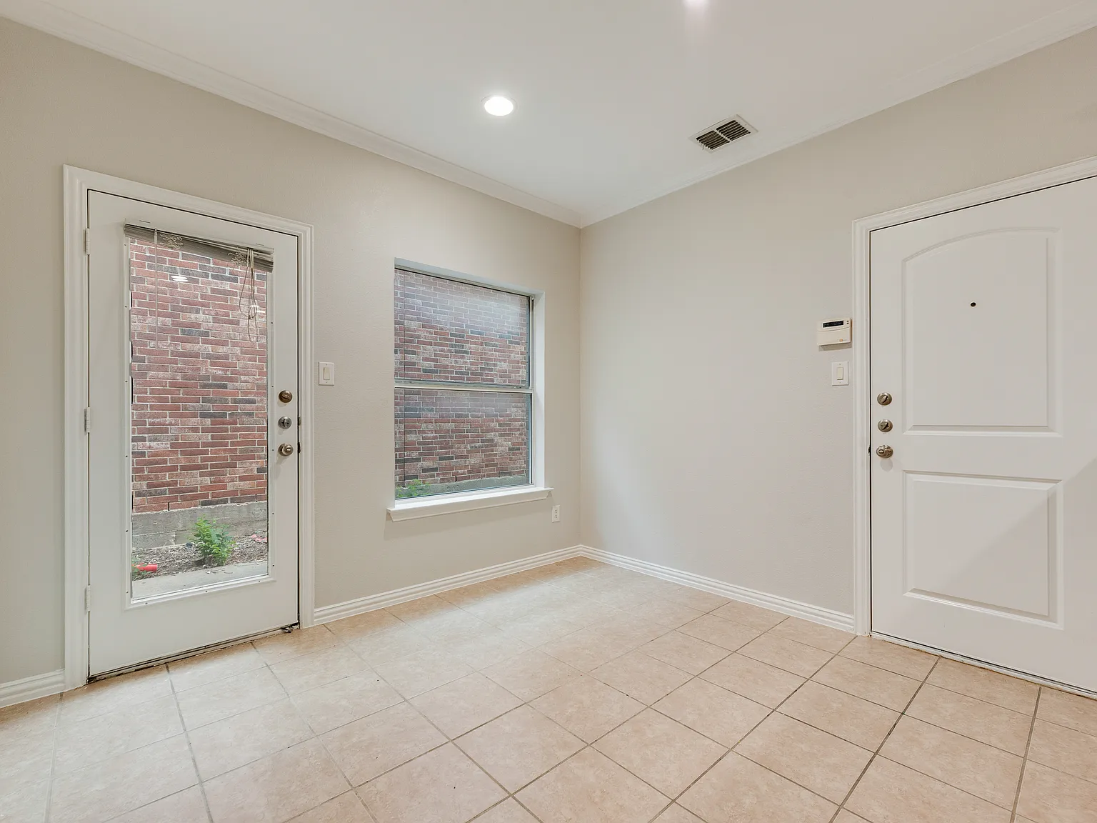 3 bed, 2.5 bath, 1818 sqft, $2,650 — Photo 2