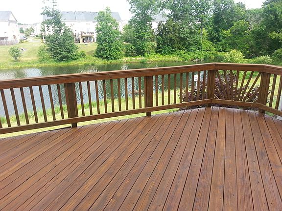 Spacious Lake Front Deck (R)