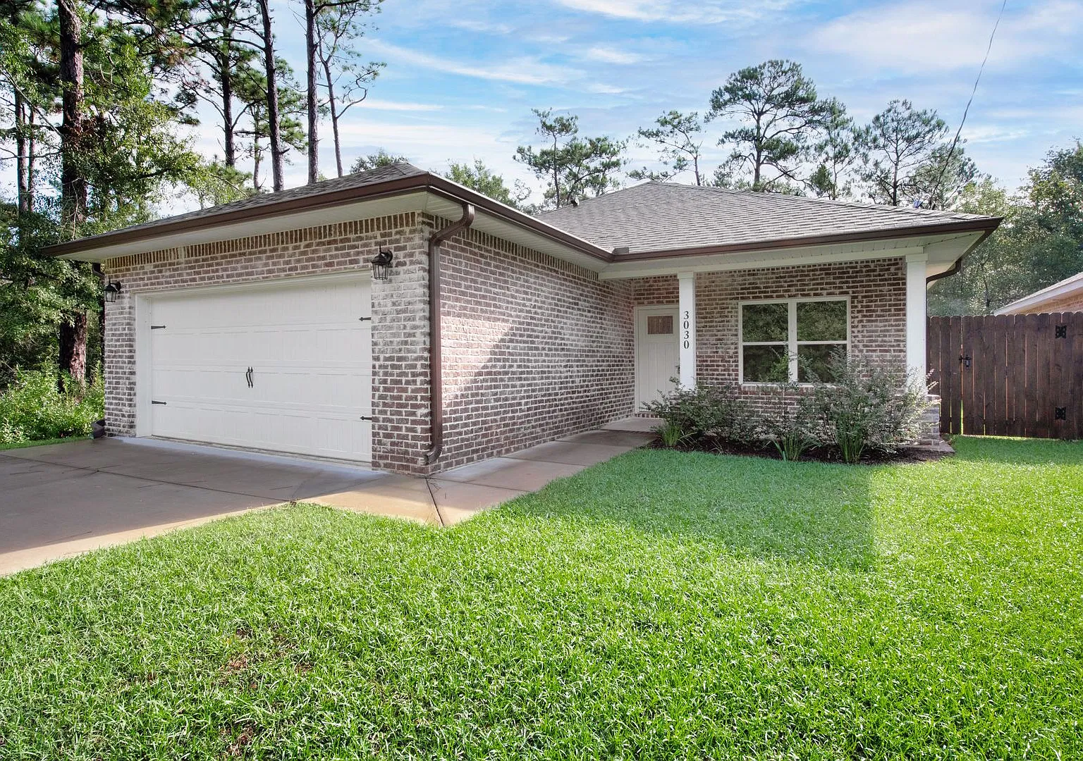 Beautiful 4-Bedroom Home with Modern Finishes, Fenced Yard & Convenient Location! — Photo 3