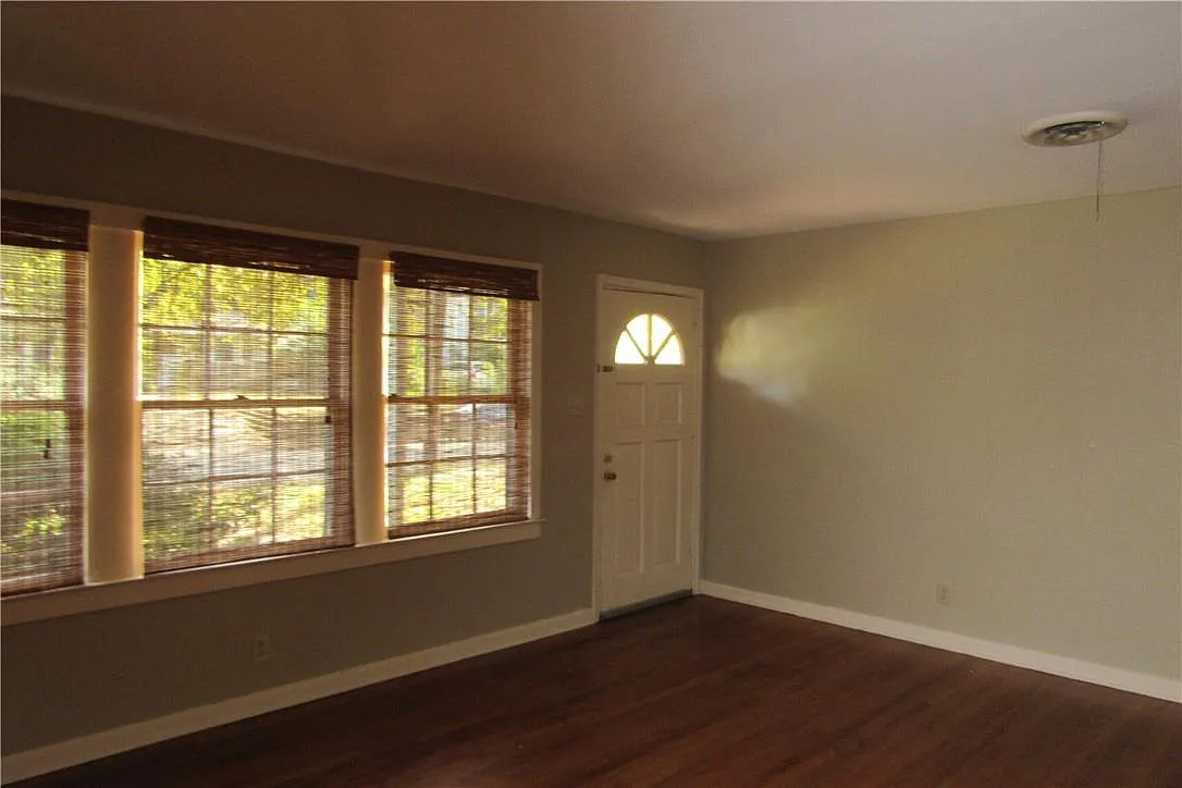 3 bed, 2.0 bath, 1964 sqft, $2,900 — Photo 2