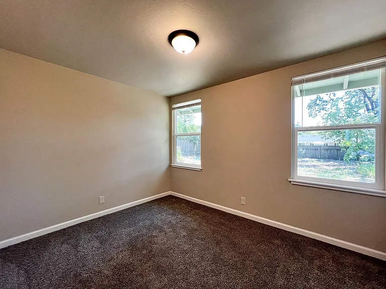 2105 Locust St — Photo 15