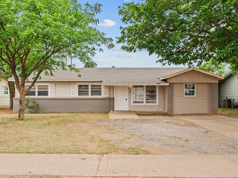 2612 E Auburn St — Photo 1