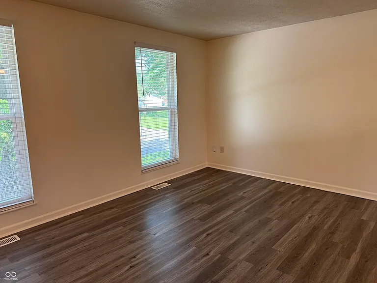7717 Cambridge Dr — Photo 3