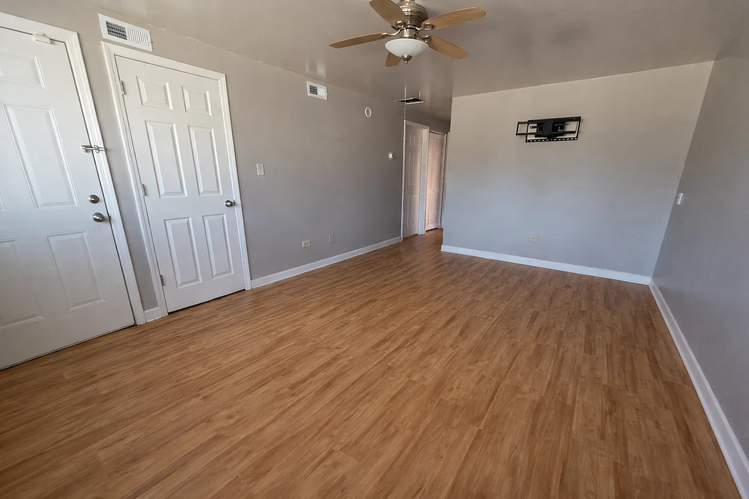 3 bed, 1000 sqft, $2,500 — Photo 1