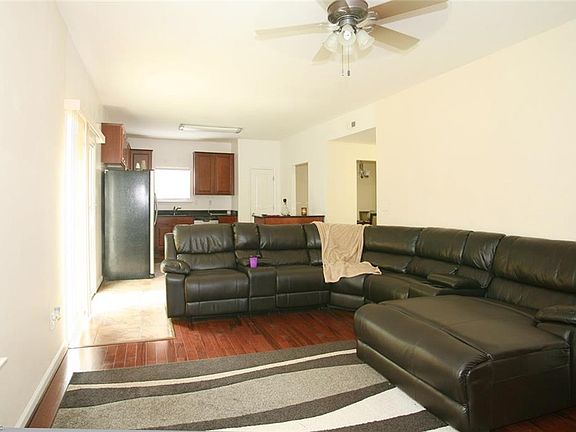 4th image of 2722 Peronne Ave