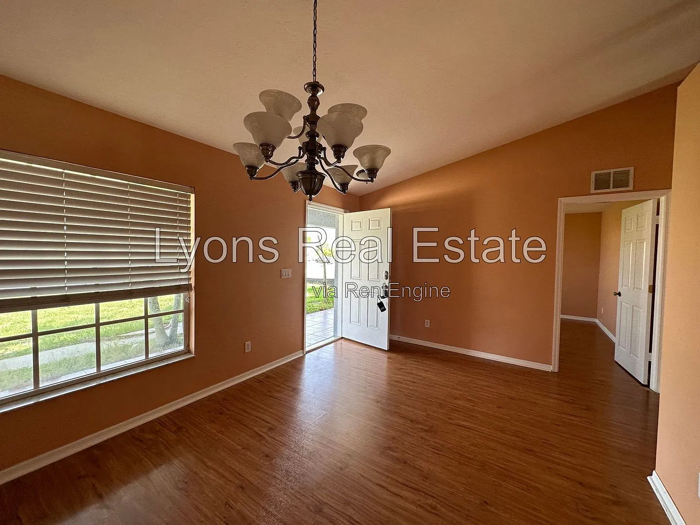 3 bed, 2.0 bath, 1650 sqft, $1,625 — Photo 2