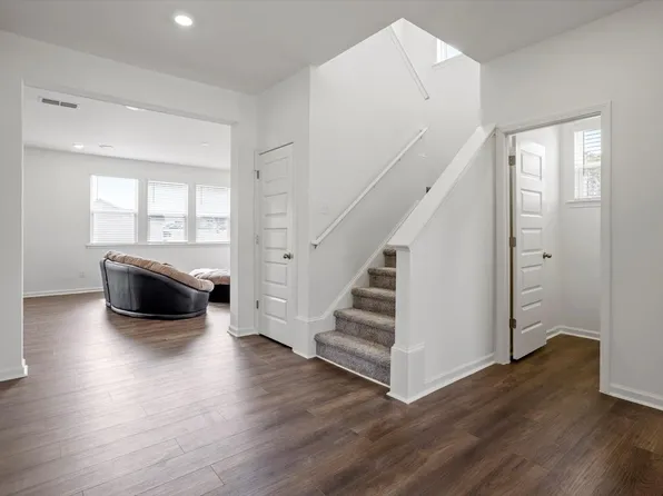 645 Thomas Gage Dr, Fuquay Varina, NC 27526