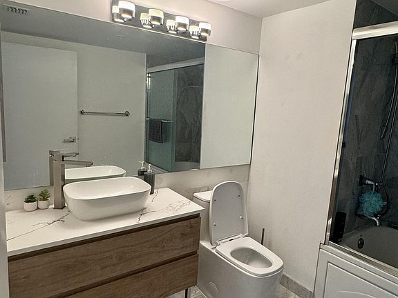 4th image of 31 SE 5th St APT 3309