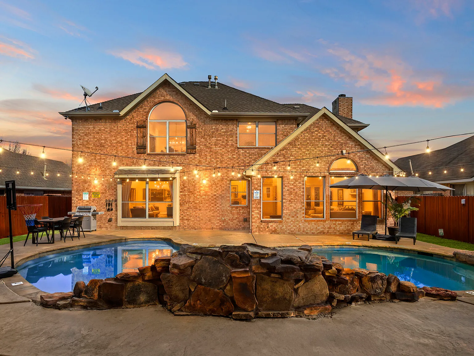 5 bed, 2.5 bath, 2697 sqft, $9,950 — Photo 2