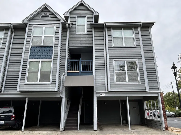 Charming ground-floor condo in Uptown Charlotte with easy parking access and a welcoming exterior.