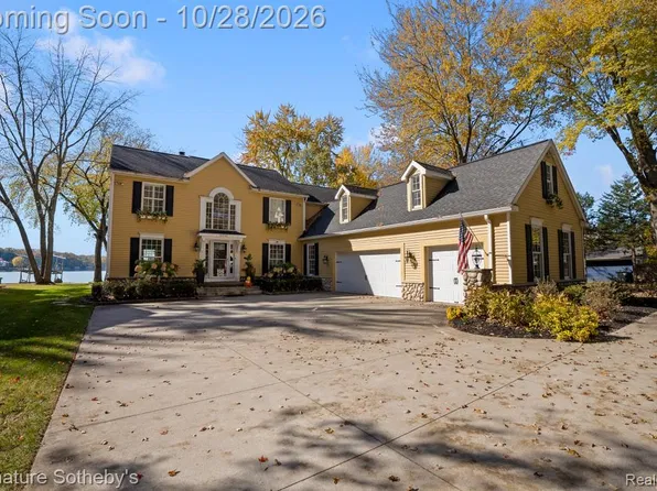 10256 Buhl Dr, Pinckney, MI 48169