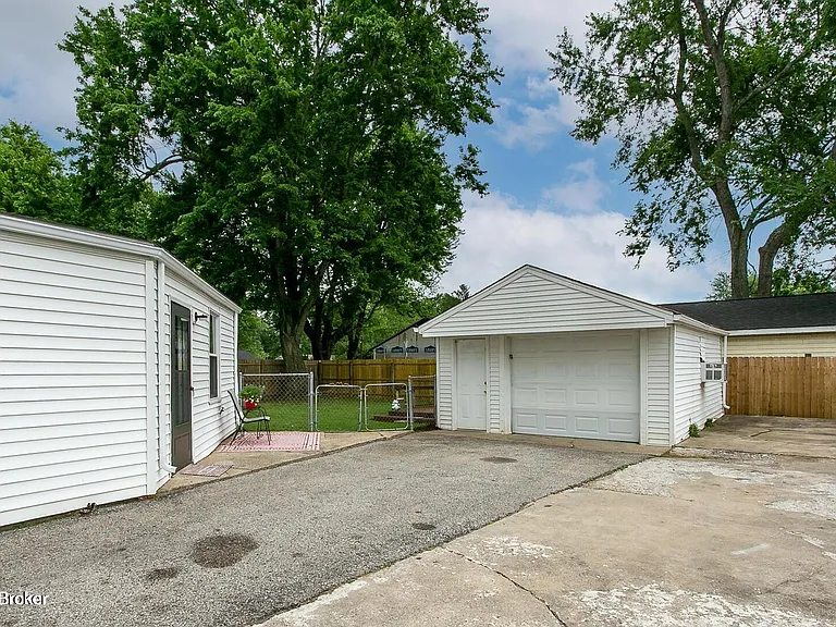 9606 El Prado St — Photo 10