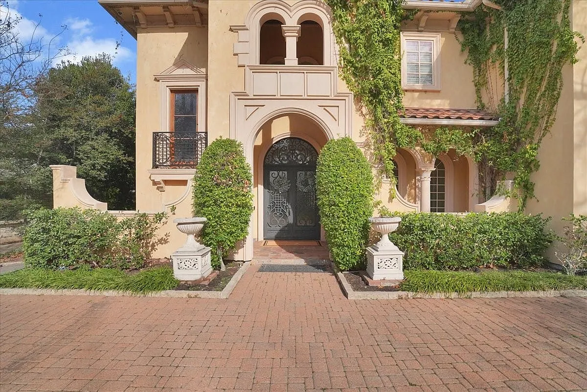 4 bed, 4.5 bath, 5593 sqft, $23,500 — Photo 3