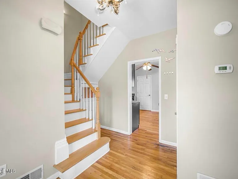 607 McClellan St — Photo 3