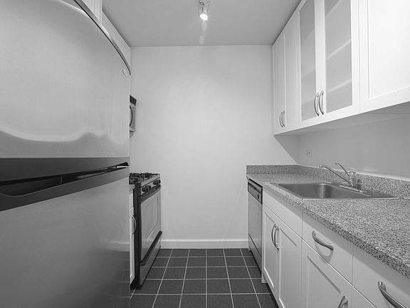 3rd image of 360 W 43rd St APT N8f