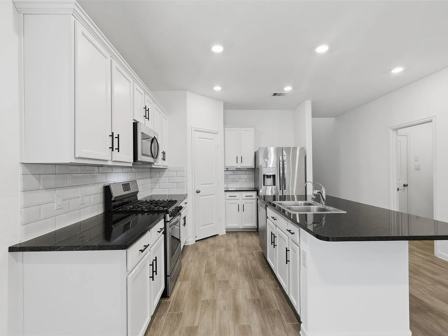 4 bed, 3.0 bath, 2396 sqft, $2,800 — Photo 4