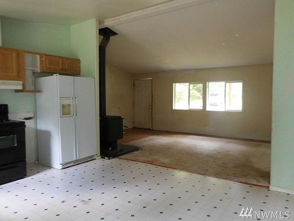 4th image of 765 Meadowood Dr W