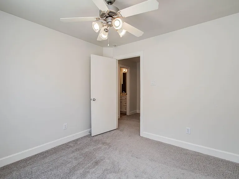 624 E 39th St — Photo 30