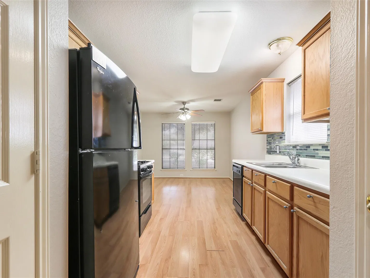 3 bed, 2.0 bath, 1271 sqft, $1,895 — Photo 3