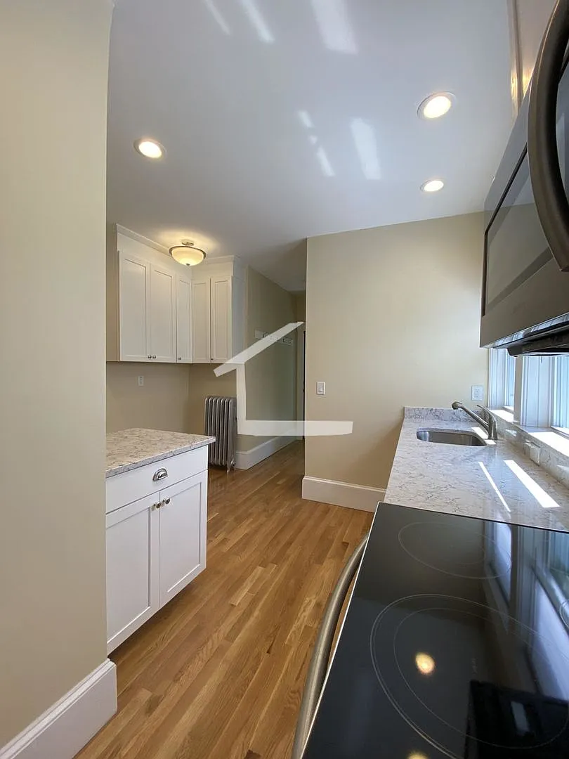 Renovated 4 Bed In Brookline 2 Baths — Photo 2